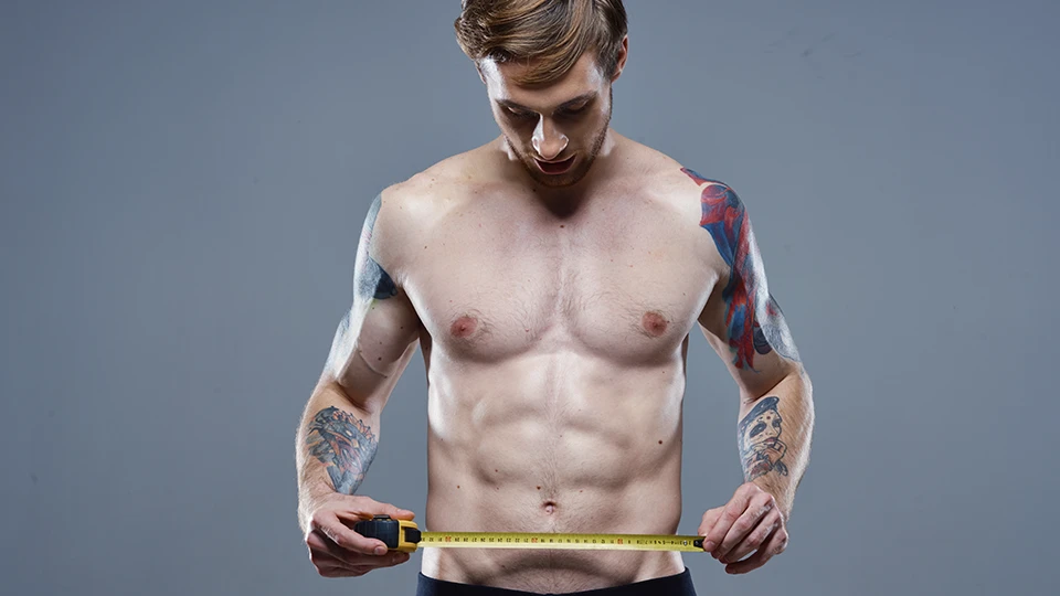 Hombre midiendo masa muscular por la testosterona baja