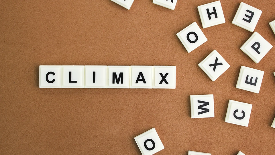 palabra climax formada con fichas de letras